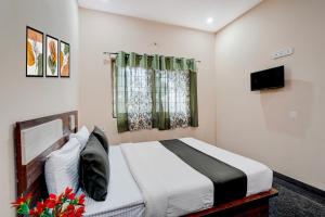 Ένα ή περισσότερα κρεβάτια σε δωμάτιο στο Collection O Kammasandra Gate Bus Terminal Formerly Riches Inn