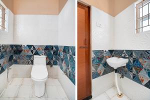 Koupelna v ubytování Collection O Kammasandra Gate Bus Terminal Formerly Riches Inn