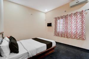 Ένα ή περισσότερα κρεβάτια σε δωμάτιο στο Collection O Kammasandra Gate Bus Terminal Formerly Riches Inn +21 φωτογραφίες