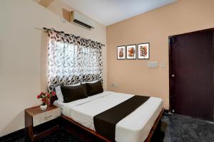 Postel nebo postele na pokoji v ubytování Collection O Kammasandra Gate Bus Terminal Formerly Riches Inn