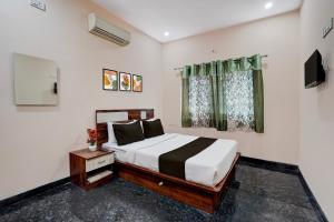 Ένα ή περισσότερα κρεβάτια σε δωμάτιο στο Collection O Kammasandra Gate Bus Terminal Formerly Riches Inn