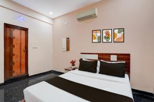 Ένα ή περισσότερα κρεβάτια σε δωμάτιο στο Collection O Kammasandra Gate Bus Terminal Formerly Riches Inn