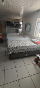 een slaapkamer met een groot bed in een kamer bij Casa de hóspede turistas e Romeiro in Bom Jesus da Lapa