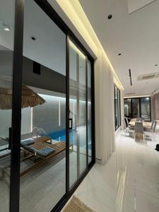 una casa con vista sull'oceano e una piscina di شاليهات روح نجد a Al ‘Ammārīyah