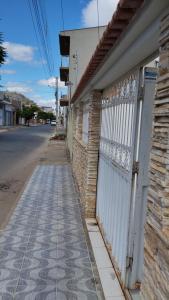 een hek aan de zijkant van een gebouw naast een straat bij Casa de hóspede turistas e Romeiro in Bom Jesus da Lapa