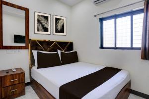 ein Schlafzimmer mit großem Bett und Fenster in der Unterkunft Hotel O Jagruti Nagar Ghatkopar Formerly Icy Cool in Mumbai