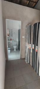 een kamer met een badkamer met toilet en wastafel bij Casa de hóspede turistas e Romeiro in Bom Jesus da Lapa