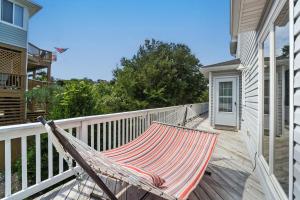 eine Hängematte auf einer Veranda eines Hauses in der Unterkunft 2160 - Mighty Duck in Jay Crest