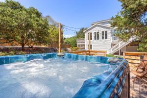 ein Whirlpool im Hinterhof eines Hauses in der Unterkunft 2160 - Mighty Duck in Jay Crest