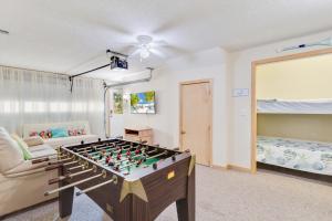 ein Wohnzimmer mit Tischfußball in der Unterkunft 2160 - Mighty Duck in Jay Crest