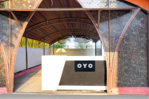 uma exposição num edifício com um sinal em SPOT ON Muskan Lodge & Restaurants em Jāmul