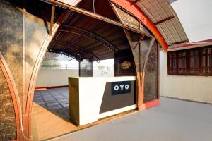 uma sala aberta com uma placa no meio de um edifício em SPOT ON Muskan Lodge & Restaurants em Jāmul