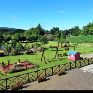 Blick auf einen Park mit Spielplatz in der Unterkunft Palast Haus Pousada in Gramado