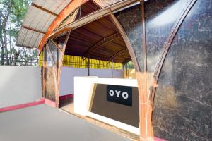 um prédio com uma placa na lateral em SPOT ON Muskan Lodge & Restaurants em Jāmul