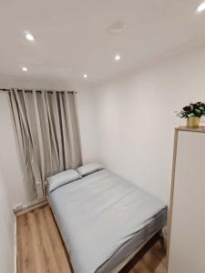 E1 Brick Lane Rooms في لندن: غرفة نوم بيضاء مع سرير ونافذة +18 صورة