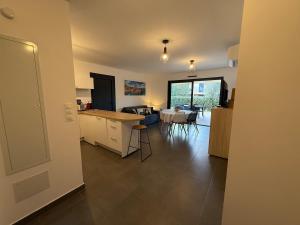eine Küche und ein Wohnzimmer mit einem Tisch im Zimmer in der Unterkunft Edera - WiFi, TV, Piscine in Bonifacio + 2 Fotos