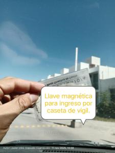 Eine Person, die ein Schild vor einem Auto hochhält in der Unterkunft Casa Bellas Artes de 2 pisos en Fracc Privado in Irapuato