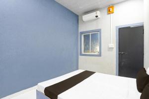 Ένα ή περισσότερα κρεβάτια σε δωμάτιο στο Hotel O The Lotas Gardan +22 φωτογραφίες