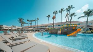 ein Pool mit Rutsche in einem Resort in der Unterkunft HD Lobos Natura Fuerteventura in Corralejo