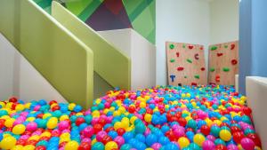 Ein großer Haufen Bälle vor einer Kletterwand in der Unterkunft HD Lobos Natura Fuerteventura in Corralejo + 91 Fotos