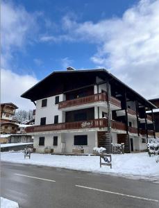 ein großes Gebäude am Straßenrand in der Unterkunft Résidences Delavay La Cordée in Les Gets