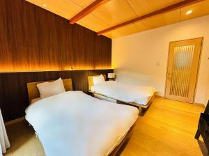 Postel nebo postele na pokoji v ubytování Cozy Cove Hakuba