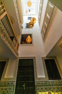 un pasillo de un edificio con techo y puerta en Riad dar Saham, en Fez