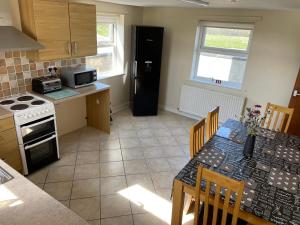 Η κουζίνα ή μικρή κουζίνα στο Pant Fali