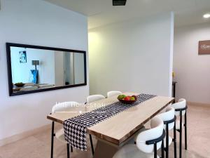 une salle à manger avec une table, des chaises et un miroir dans l'établissement Imperia Condo Near Legoland 2BR 4Bath 5pax, à Nusajaya 12 autres photos