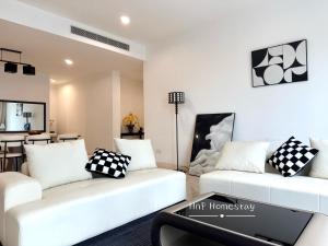 - un salon avec deux canapés blancs et une table dans l'établissement Imperia Condo Near Legoland 2BR 4Bath 5pax, à Nusajaya