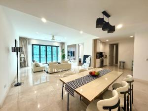 un salon avec une table et des chaises dans l'établissement Imperia Condo Near Legoland 2BR 4Bath 5pax, à Nusajaya