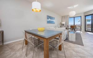 Phoenix X 104 condo في شاطئ أورانج: غرفة معيشة بها طاولة وأريكة