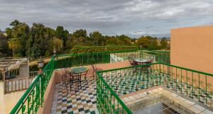 un balcón con mesa y sillas. en Riad dar Saham, en Fez