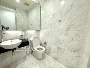 une salle de bain avec toilettes, lavabo et miroir dans l'établissement Imperia Condo Near Legoland 2BR 4Bath 5pax, à Nusajaya