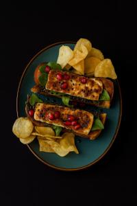 ein blauer Teller mit einem Sandwich und Pommes frites in der Unterkunft فندق روزالينا in Yanbu