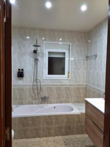 Ένα μπάνιο στο Cal Robert +13 φωτογραφίες