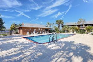 Πισίνα στο ή κοντά στο The Gator Escape -Poolside Condo walk to Tiki Bar