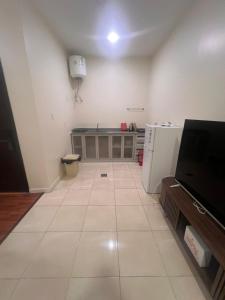 a kitchen with a large white tile floor at Lulu Luxury Apartment 1 one Bedroom in Al Khobar