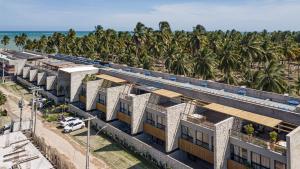 una vista aerea di un edificio con palme di Triplex 3 Suítes Piscina e Hidro para até 12 pessoas a Tatuamunha