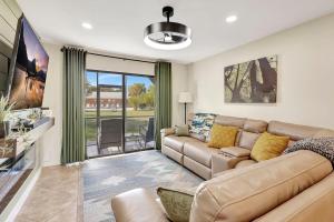 Μια τηλεόραση ή/και κέντρο ψυχαγωγίας στο The Gator Escape -Poolside Condo walk to Tiki Bar