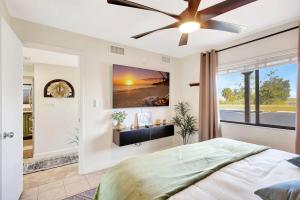 Ένα ή περισσότερα κρεβάτια σε δωμάτιο στο The Gator Escape -Poolside Condo walk to Tiki Bar +32 φωτογραφίες