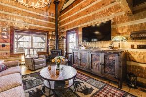 Televiisor ja/või meelelahutuskeskus majutusasutuses Hot Tub Haven! Mtn-View Home 13 Mi to Bryson City!