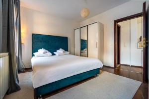 Ένα ή περισσότερα κρεβάτια σε δωμάτιο στο Vijećnica Corner Apartment - Panorama view