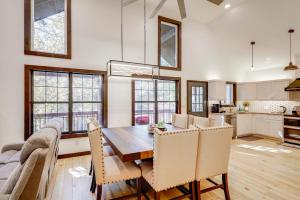 Istumisnurk majutusasutuses Steps to Lake Lanier Wooded Escape with Boat Dock