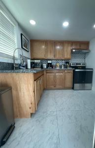 Kuchyň nebo kuchyňský kout v ubytování Venice FL Paradise Lake Apartment