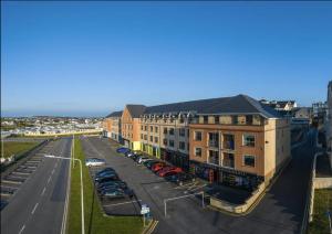Una vista aérea de una calle de la ciudad con edificios. en West Coast View 2 Bedroom Modern Apartment, en Bundoran