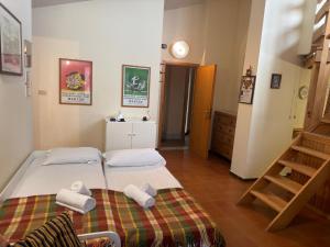 una camera con 2 letti singoli e una scala di Relax e Montagna con Vista a Bardonecchia Altre 2 foto