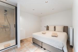 une chambre avec un grand lit et une douche dans l'établissement Le petit château by Kasteel Ter Wallen, à Iseghem 27 autres photos