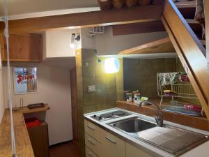 una piccola cucina con lavello e fornello di Relax e Montagna con Vista a Bardonecchia