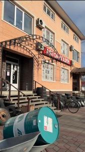 ein Gebäude, vor dem eine Rakete ausgestellt ist in der Unterkunft ЯВіС in Mamaivci Village